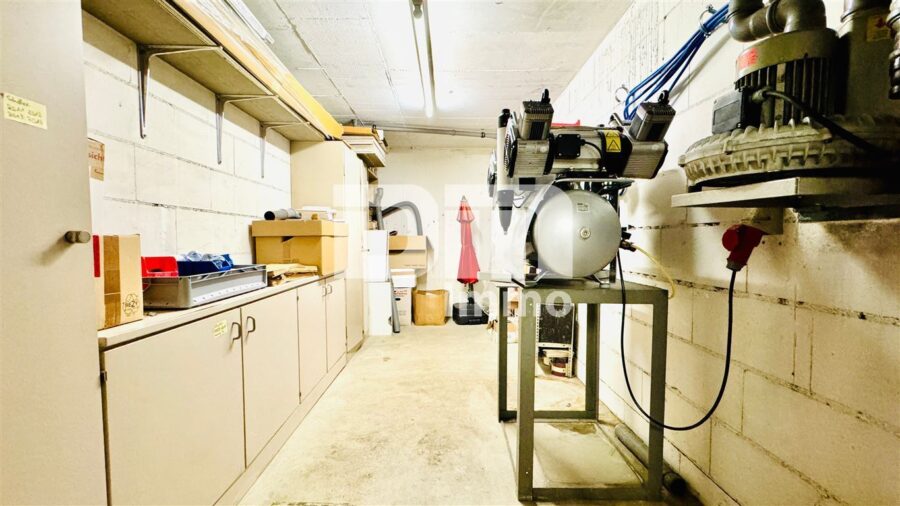 Ladeneinheit und Büro / Praxisfläche teilvermietet im Paket mit umfangreicher Ausstattung - Tiefgarage Kellerraum